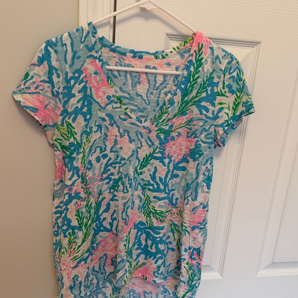 Lilly Pulitzer V-Neck Short Sleeve Tee in Blue, Pink & Green Coral Print- SIZE S